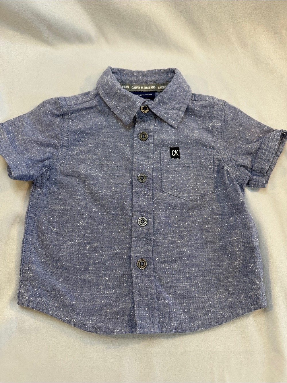 Calvin Klein Short-Sleeve Button-Down Shirt โ Light Blue Chambray